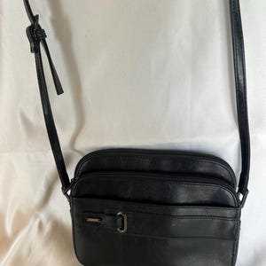 Bolso bandolera vintage Jane Shilton SW6 de piel negra / Bolso minimalista multibolsillos para cámara estilo Y2K / Bolso de diseñador británico de los 90