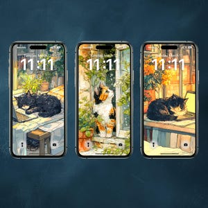 以下が含まれることがあります： 猫をテーマにしたデジタルアートを表示する3つのスマートフォンの画面。各画面には、窓と植物の背景を持つさまざまな猫のイラストが表示されます。「11:11」という時刻と「3月12日火曜日」という日付が表示されます。