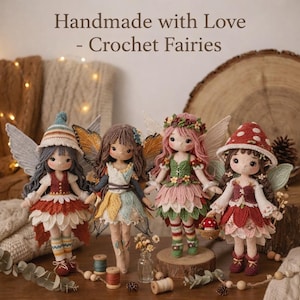 Puede incluir: Cuatro muñecas de hadas de ganchillo hechas a mano con alas, cada una con un atuendo único. Las muñecas tienen detalles y se exhiben sobre una superficie de madera. El texto "Handmade with Love - Crochet Fairies" está en la parte superior de la imagen.