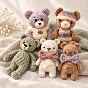 Puede incluir: Cinco pequeños osos de peluche tejidos a ganchillo en varios colores. Uno es lavanda con un chaleco crema, uno es de rayas marrones y rosas, uno es verde salvia, uno es crema con una pajarita rosa y uno es bronceado con una pajarita lavanda.