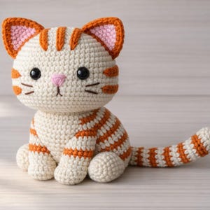 Puede incluir: Una taza de cerámica blanca con un asa negra y el texto "But First, Coffee" en negro y negrita. La taza mide aproximadamente 10 cm de alto y contiene unos 350 ml de líquido.