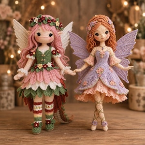 Puede incluir: Dos muñecas de ganchillo hechas a mano con diseños de hadas. La muñeca de la izquierda tiene el pelo rosa, una falda de pétalos verdes y rosas y alas blancas. La de la derecha tiene el pelo naranja, un vestido lavanda y melocotón y alas moradas.