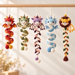 Puede incluir: Cinco adornos de ganchillo colgantes que representan criaturas fantásticas, incluyendo dragones y un león. Cada figura tiene una larga cola en espiral decorada con motivos variados como estrellas, hojas, flores y copos de nieve.