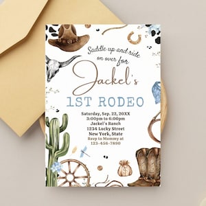 Puede incluir: Una invitación con temática de rodeo con ilustraciones de un sombrero de vaquero, botas y una calavera de toro. La invitación dice "Saddle up and ride on over for Jackel's 1st Rodeo" con detalles del evento.
