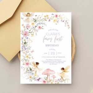 Puede incluir: Una invitación caprichosa para el primer cumpleaños de hadas de Clara. El diseño presenta arreglos florales, mariposas e ilustraciones de hadas. El texto dice "Join us for Clara's fairy first birthday" con detalles de fecha y hora.