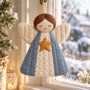 Puede incluir: Un adorno de ángel de tela con cabeza de pelo castaño, alas de color crema y un vestido con paneles alternos azules y crema con lunares. Una estrella de tela de color dorado está centrada en el pecho. El adorno cuelga de un cordel.