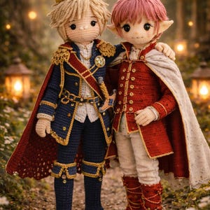 Puede incluir: Dos muñecos de ganchillo hechos a mano vestidos de realeza. Uno lleva una chaqueta azul marino con ribetes dorados, una capa roja y una corona dorada. El otro lleva una chaqueta roja con ribetes dorados y una capa blanca. En un sendero.