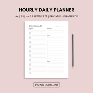 Könnte beinhalten: Ein weißer Tagesplaner mit einem Zeitplan, Prioritäten und einer To-Do-Listen-Anordnung. Der Planer enthält den Text "Hourly Daily Planner" und "Instant Download". Ein grauer Bleistift liegt auf der rechten Seite des Planers. Der Planer befindet sich auf einem hellrosa Hintergrund.