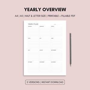 Può includere: Un piano annuale stampabile bianco con un layout a griglia per ogni mese, con il testo "YEARLY OVERVIEW" in alto. Una matita è posizionata sul lato destro della pagina. Il testo "5 VERSIONS | INSTANT DOWNLOAD" è in basso.