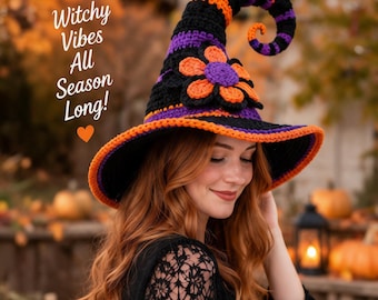 Puede incluir: Un sombrero de bruja de ganchillo con una punta alta y curvada, a rayas negras, moradas y naranjas. Una flor grande de color naranja y morado está unida al frente. El texto "Witchy Vibes All Season Long!" con un corazón naranja es visible.