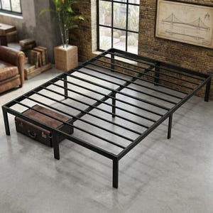 Puede incluir: Un marco de cama de metal negro con una estructura rectangular, múltiples listones de soporte horizontales y patas verticales. El marco está construido con barras de metal delgadas y resistentes dispuestas en un patrón de rejilla.