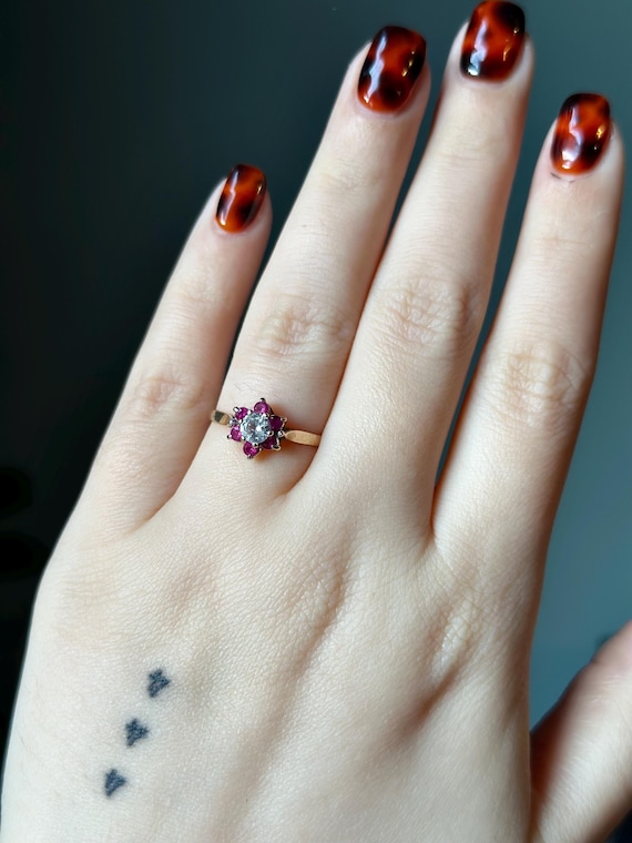 Solid 9ct Gold Vintage Ruby and CZ Cluster Ring |… - image 3