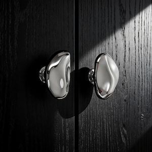 Puede incluir: Un juego de tres tazas de cerámica con un acabado mate moteado. Cada taza presenta un color diferente: azul claro, crema y gris. Las tazas tienen un diseño simple y moderno y un asa cómoda.