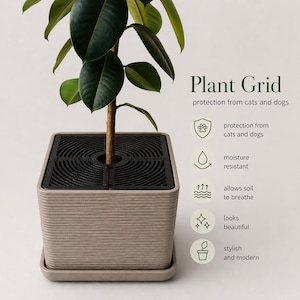 Op de afbeelding: Een vierkante, beige plantenbak met een zwart plantenrooster, met een plant met groene bladeren. De plantenbak staat op een bijpassende schaal. De tekst rechts luidt "Plant Grid" en beschrijft kenmerken zoals vochtbestendigheid.