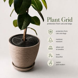 Op de afbeelding: Een plantenpot met een zwart plantenrooster, ontworpen om te beschermen tegen katten en honden. De beige keramische pot heeft een bijpassende schotel. De tekst op de afbeelding luidt "Plant Grid" en "bescherming tegen katten en honden."