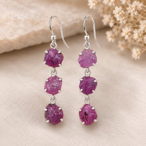 Orecchini pendenti con rubino grezzo, gemma viola, argento sterling, gioielli boho a tre pietre
