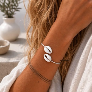 Bracciale rigido boho con conchiglie di ciprea / Bracciale aperto con conchiglie / Gioielli ispirati alla spiaggia / Regalo boho costiero per donne