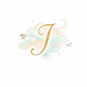 Può includere: Illustrazione ad acquerello della lettera "J" dorata, su uno sfondo di nuvole pastello nei toni del blu, pesca e bianco. Una luna crescente, stelle, un aeroplano di carta e un dirigibile completano il design stravagante.