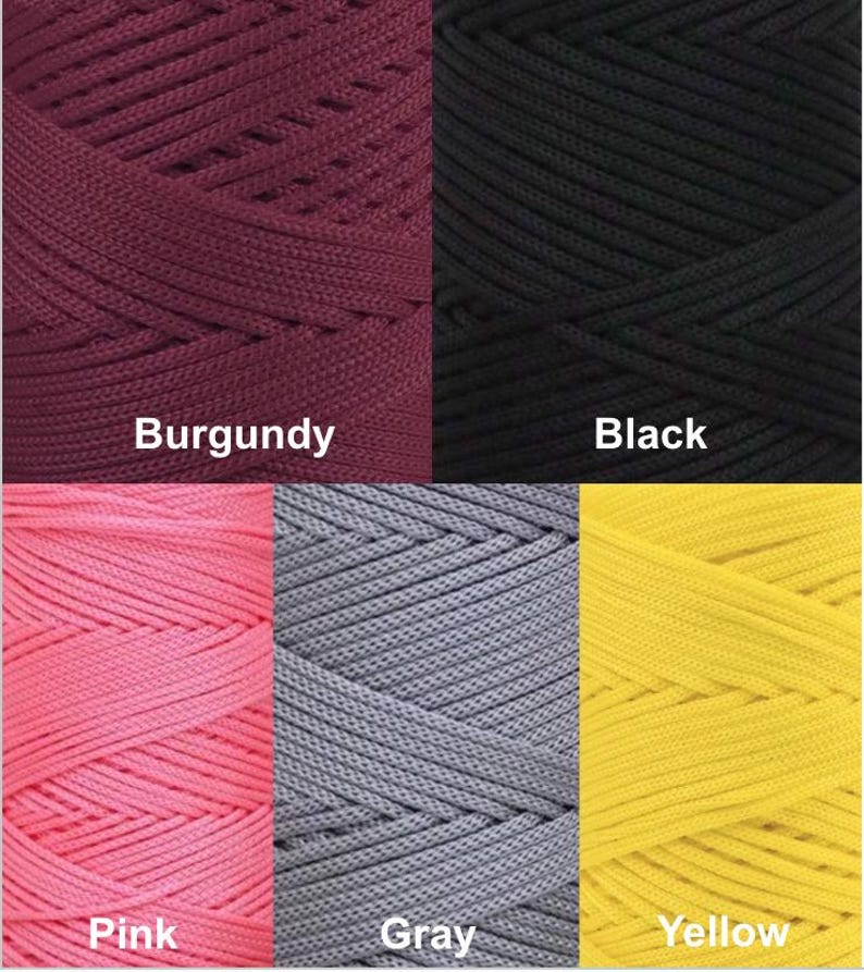 Puede incluir: Primer plano de seis carretes de cord&oacute;n en varios colores. Los colores incluyen burdeos, negro, rosa, gris y amarillo. Cada carrete est&aacute; etiquetado con el nombre de su color. Los cordones parecen estar hechos de un material tejido.