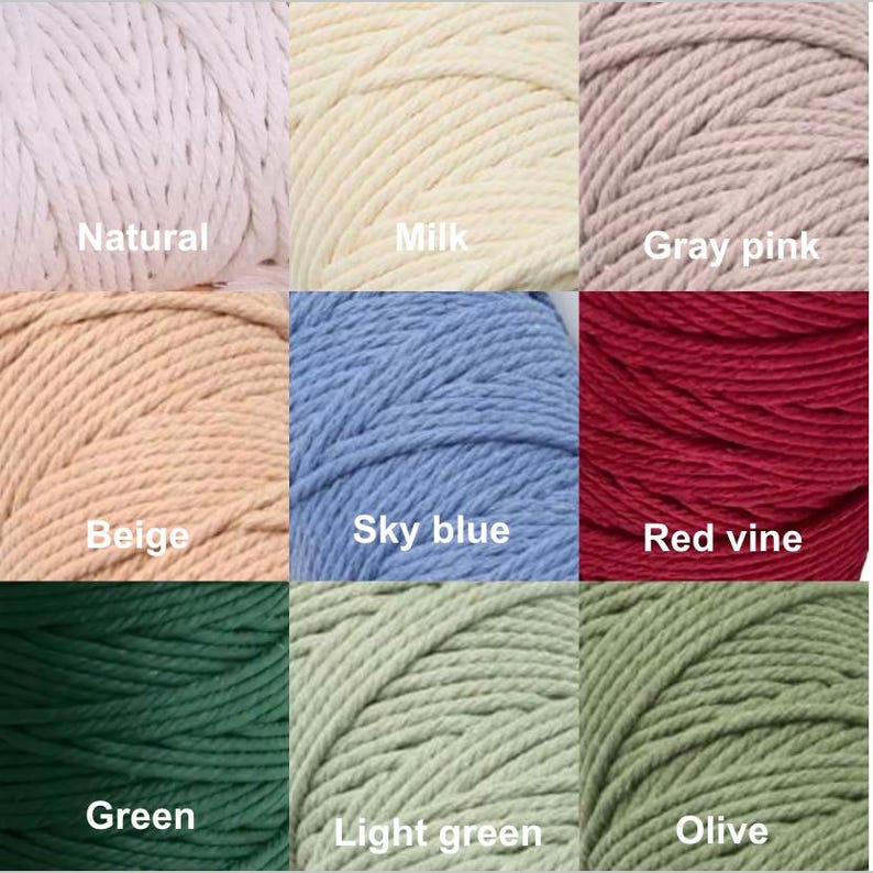 Puede incluir: Primer plano de nueve madejas de hilo de macram&eacute; en varios colores. Los colores incluyen natural, leche, rosa gris, beige, azul cielo, rojo vid, verde, verde claro y oliva. Cada madeja est&aacute; etiquetada con su nombre de color.
