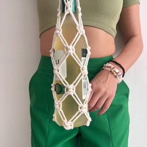Mar de Uvas Macramé Wine Bag, Handcrafted macramé cotton sleeve for wine bottles, Natural cotton macramé gift bottle carrier