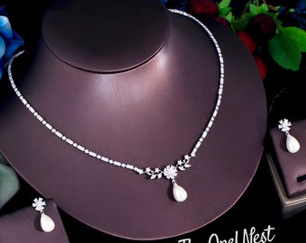 Set di gioielli con perle e zirconi cubici, set di collana e orecchini da sposa, set di collana e orecchini con zirconi cubici, collana da sposa a forma di foglia di pera, set da matrimonio con cristalli.