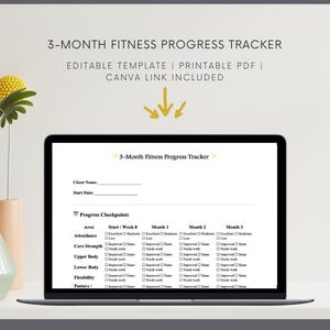 Op de afbeelding: Een laptop toont een sjabloon voor een 3-maanden Fitness Progress Tracker. Het scherm toont een formulier met secties voor de naam van de klant, de startdatum en voortgangscontrolepunten. De sjabloon bevat de tekst "EDITABLE TEMPLATE | PRINTABLE PDF | CANVA LINK INCLUDED".