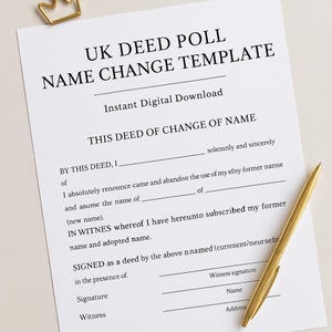 Puede incluir: Un documento blanco de plantilla de cambio de nombre UK Deed Poll con texto y líneas para completar la información. Un bolígrafo dorado descansa sobre el documento, listo para firmar. Un clip dorado está en la esquina superior izquierda.