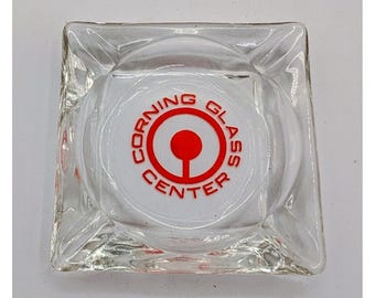 Cenicero cuadrado vintage de cristal transparente con logo rojo de Corning Glass Center.
