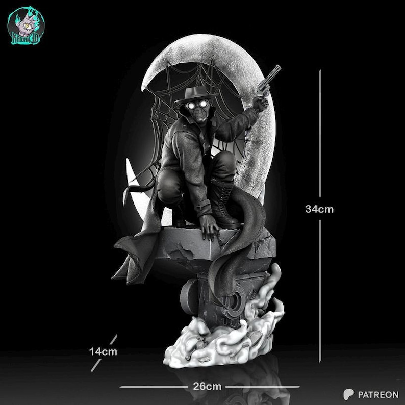 Pu&ograve; includere: Statua in bianco e nero di una figura con cappotto lungo e cappello, che tiene una pistola, accovacciata di fronte a una luna crescente con un disegno a ragnatela. La statua &egrave; alta 34 cm, larga 26 cm e profonda 14 cm.