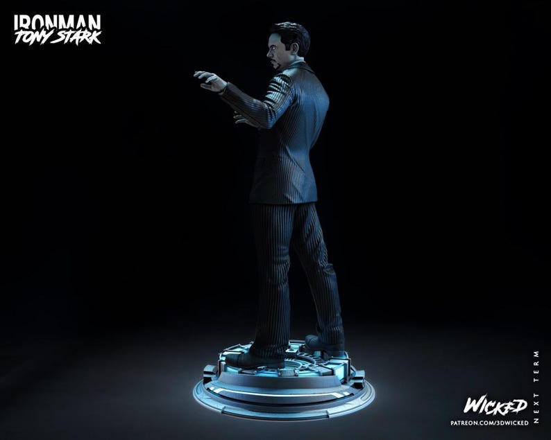 Puede incluir: Estatua de Tony Stark con traje de raya diplom&aacute;tica, de pie sobre una plataforma circular. La figura est&aacute; en una pose din&aacute;mica, con un brazo extendido. Las palabras "Ironman Tony Stark" est&aacute;n en la parte superior izquierda. La palabra "Wicked" est&aacute; en la parte inferior derecha.