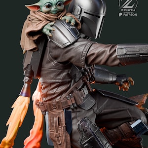 K&ouml;nnte beinhalten: Detaillierte Figur von The Mandalorian mit Grogu. The Mandalorian tr&auml;gt einen silbernen Helm und braune R&uuml;stung, mit einem Jetpack, der orangefarbene Flammen ausst&ouml;&szlig;t. Grogu sitzt auf seiner Schulter, eingeh&uuml;llt in einen braunen Umhang. Das Zenith Patreon-Logo ist sichtbar.