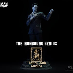 Puede incluir: Una estatua de un hombre con traje de raya diplom&aacute;tica, con el texto "THE IRONBOUND GENIUS" y "Thanes Oath Studios". La estatua est&aacute; sobre un pedestal con un logotipo. El fondo es negro.