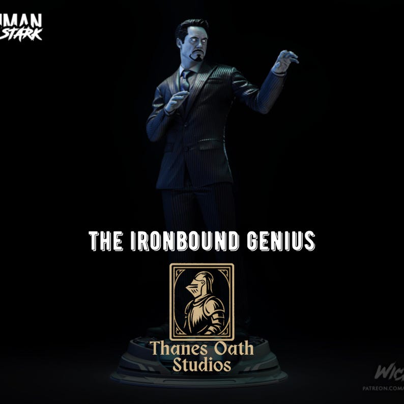 Puede incluir: Una estatua de un hombre con traje de raya diplom&aacute;tica, con el texto "THE IRONBOUND GENIUS" y "Thanes Oath Studios". La estatua est&aacute; sobre un pedestal con un logotipo. El fondo es negro.