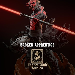 Puede incluir: Estatua detallada de Darth Maul de Star Wars, con una combinación de colores rojo y negro. La figura sostiene un sable de luz rojo. El texto "BROKEN APPRENTICE" se muestra en la base de la estatua, junto con el logotipo de "Thanes Oath Studios".
