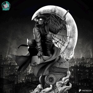 Pu&ograve; includere: Statua in bianco e nero di una figura con cappotto lungo, cappello e maschera, che tiene una pistola e appollaiata su una struttura in pietra con uno sfondo a forma di luna crescente. La figura &egrave; accovacciata, con un disegno a ragnatela sulla luna.