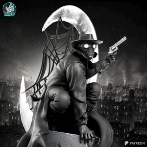 Pu&ograve; includere: Action figure in bianco e nero di un personaggio con cappello, occhiali e lungo cappotto, che tiene una pistola. La figura &egrave; accovacciata su un cornicione con un paesaggio urbano sullo sfondo. Una luna crescente e una struttura a ragnatela sono dietro.