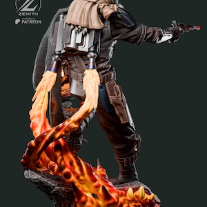 K&ouml;nnte beinhalten: Detaillierte Figur einer Figur in einem dunkelbraunen und schwarzen Outfit, die eine Blasterpistole mit roter Spitze h&auml;lt. Die Figur hat ein Jetpack und steht auf einer Basis mit orangefarbenen und gelben Flammen. Das Zenith-Logo ist sichtbar.