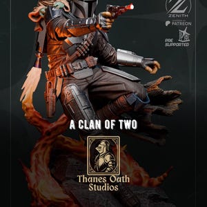 K&ouml;nnte beinhalten: Eine detaillierte Skulptur von The Mandalorian mit Grogu. Der Mandalorianer befindet sich in einer dynamischen Pose und h&auml;lt einen Blaster. Grogu sitzt auf seiner Schulter. Die Skulptur ist vor einem feurigen Hintergrund mit dem Text "A Clan of Two" und "Thanes Oath Studios".