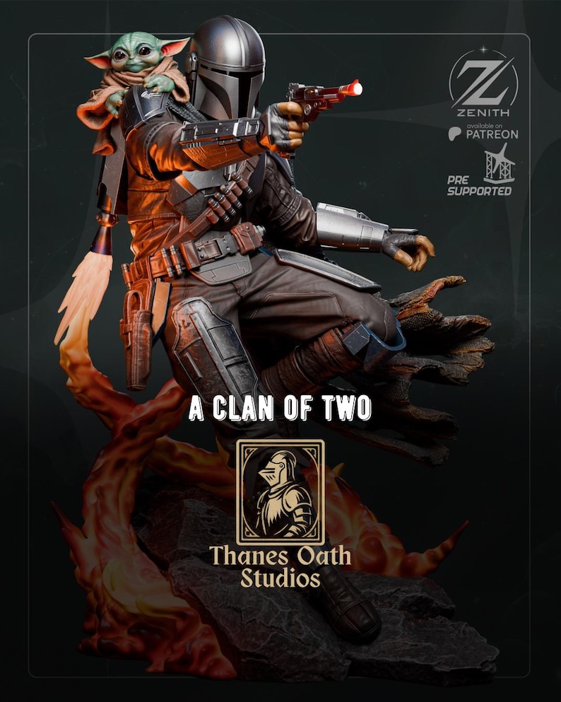 K&ouml;nnte beinhalten: Eine detaillierte Skulptur von The Mandalorian mit Grogu. Der Mandalorianer befindet sich in einer dynamischen Pose und h&auml;lt einen Blaster. Grogu sitzt auf seiner Schulter. Die Skulptur ist vor einem feurigen Hintergrund mit dem Text "A Clan of Two" und "Thanes Oath Studios".