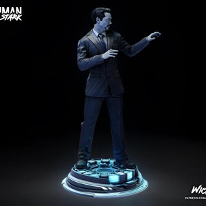 Puede incluir: Una figura de Tony Stark con un traje de raya diplom&aacute;tica, de pie sobre una plataforma futurista. La figura est&aacute; en una pose din&aacute;mica con un brazo extendido. Las palabras "Ironman Tony Stark" est&aacute;n en la parte superior izquierda.