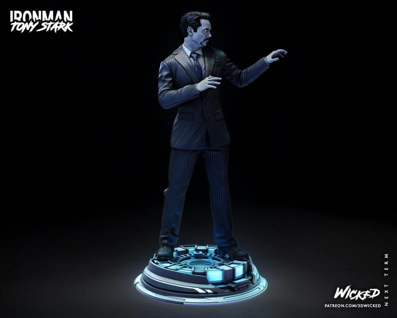 Puede incluir: Una figura de Tony Stark con un traje de raya diplom&aacute;tica, de pie sobre una plataforma futurista. La figura est&aacute; en una pose din&aacute;mica con un brazo extendido. Las palabras "Ironman Tony Stark" est&aacute;n en la parte superior izquierda.