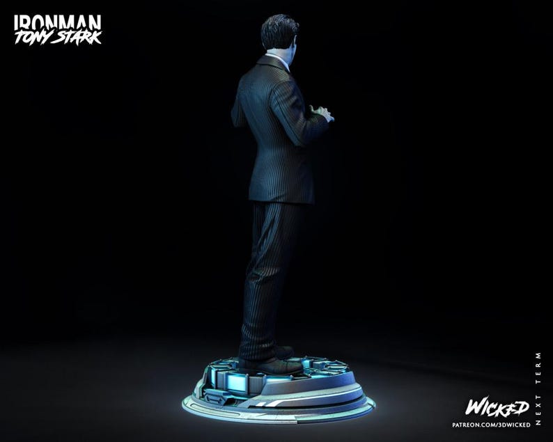 Puede incluir: Una estatua de Tony Stark de la serie Iron Man, vista desde atr&aacute;s. Lleva un traje de raya diplom&aacute;tica y est&aacute; de pie sobre una plataforma futurista con iluminaci&oacute;n azul. Las palabras "Ironman Tony Stark" est&aacute;n en la esquina superior izquierda.