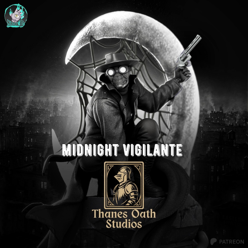 Pu&ograve; includere: Immagine in bianco e nero di una figura con cappello e maschera, che tiene una pistola. Il testo "MIDNIGHT VIGILANTE" &egrave; visualizzato. L'immagine include anche un logo per "Thanes Oath Studios". Lo sfondo presenta un paesaggio urbano e una grande forma lunare.