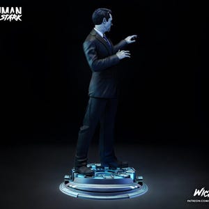 Puede incluir: Una figura de Tony Stark con un traje oscuro, de pie sobre una plataforma circular con detalles azules. La figura est&aacute; en una pose din&aacute;mica, con un brazo extendido. Las palabras "Ironman Tony Stark" est&aacute;n en la esquina superior izquierda.