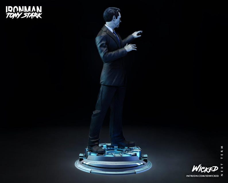 Puede incluir: Una figura de Tony Stark con un traje oscuro, de pie sobre una plataforma circular con detalles azules. La figura est&aacute; en una pose din&aacute;mica, con un brazo extendido. Las palabras "Ironman Tony Stark" est&aacute;n en la esquina superior izquierda.