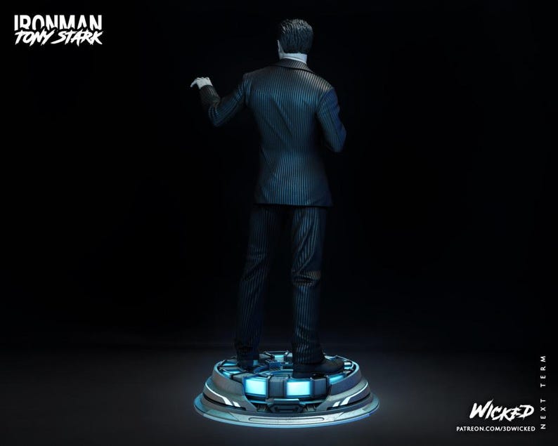 Puede incluir: Una figura de Tony Stark de la serie Iron Man, vista desde atr&aacute;s. Viste un traje de raya diplom&aacute;tica y est&aacute; sobre una plataforma futurista con luces azules. Las palabras "Ironman Tony Stark" est&aacute;n en la parte superior izquierda.