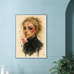 Peut inclure: Portrait encadré à l'aquarelle d'une femme blonde attachée en queue de cheval. Elle porte un col roulé noir et des créoles dorées. Son visage présente des marques rouges et noires, suggérant une blessure ou une détresse.