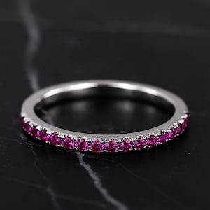 Anillo de compromiso de media eternidad con rubí, anillo apilable de rubí en plata de ley 925, piedra natal de julio.
