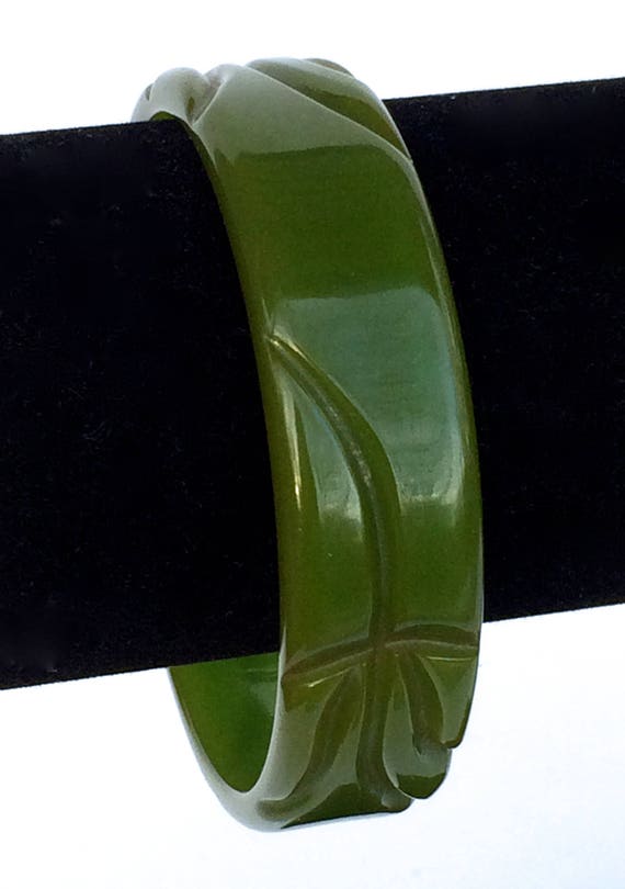 Vintage Bracelet Bakelite Bangle Green Carved Bak… - image 5